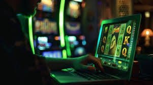 Pemain Domino QQ sedang melihat batu domino mereka di meja live dealer kupon toto